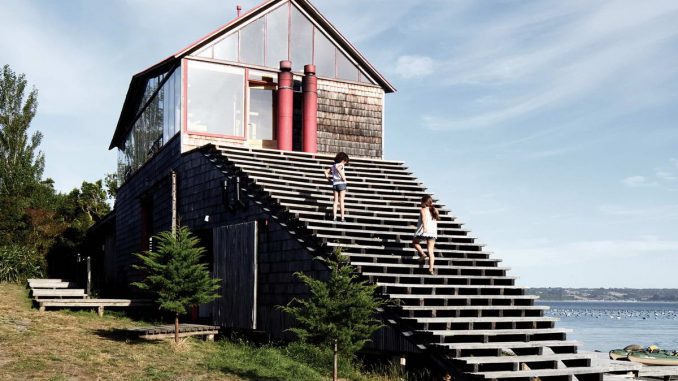 Тройной деревянный дом с лестницей