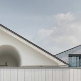 Геометричный дом с острой крышей