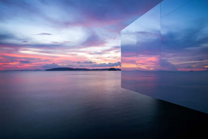 Зеркальный павильон на живописном берегу