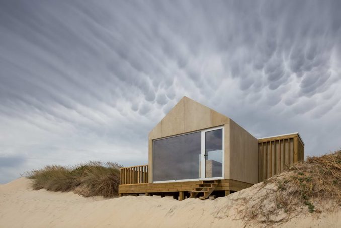 Простой домик в песчаных дюнах