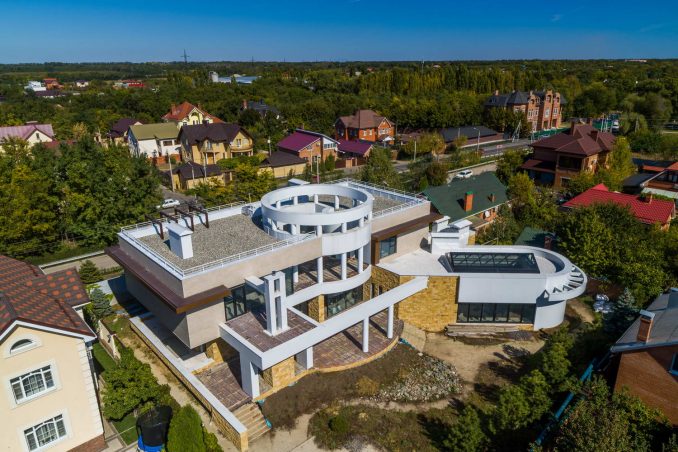 Модернистский дом с атриумом в Ростове-на-Дону