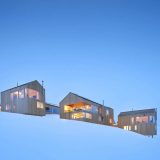 Простые кедровые домики с черепичными крышами