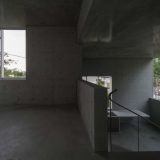 Минималистский бетонный дом со спиральной лестницей
