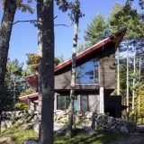 Активный солнечный дом в лесу