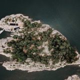 Двойной финский дом на скалистом острове