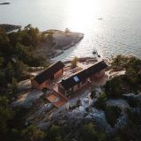 Двойной финский дом на скалистом острове