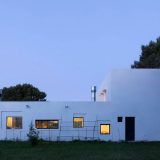 Белый модернистский дом для молодой семьи