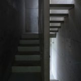 Минималистский бетонный дом на склоне в Японии