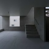 Минималистский бетонный дом на склоне в Японии