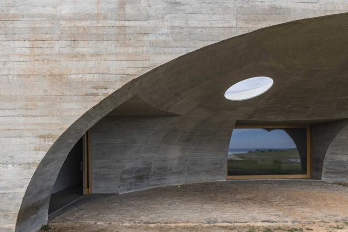 Подземный дом-холм в Португалии