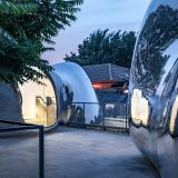 Сюрреалистические пузыри на крыше дома в Пекине