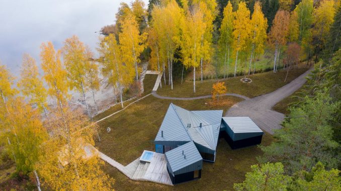 Лесной модернистский дом у озера в Финляндии