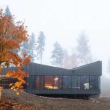 Лесной модернистский дом у озера в Финляндии