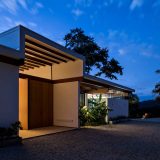 Модернистский лесной дом в Бразилии