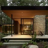 Модернистский лесной дом с двором для большой семьи
