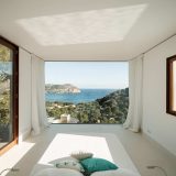 Дом с бассейном на высоком склоне в Испании