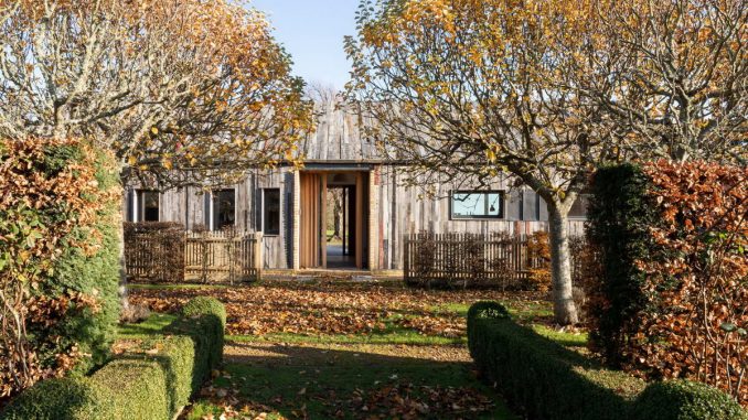 Дом-сарай из переработанной древесины в Англии