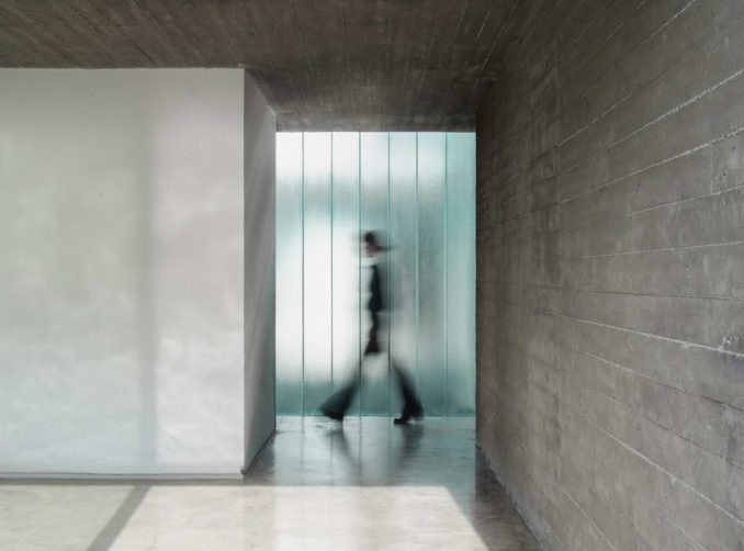 Метафизический дом из бетона и стеклопрофилита