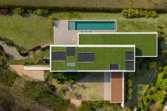 Минималистский дом в Бразилии с бассейном и зелёной крышей