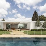 Минималистский дом с двориками и садом в Израиле