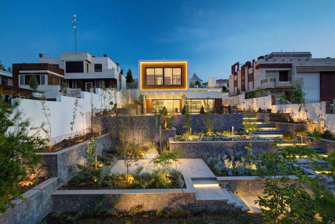 Модернистский дом с консолью и спиральной лестницей в Иране