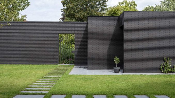 Очень голландский модернист с фасадом из чёрного кирпича, двориком и бассейном