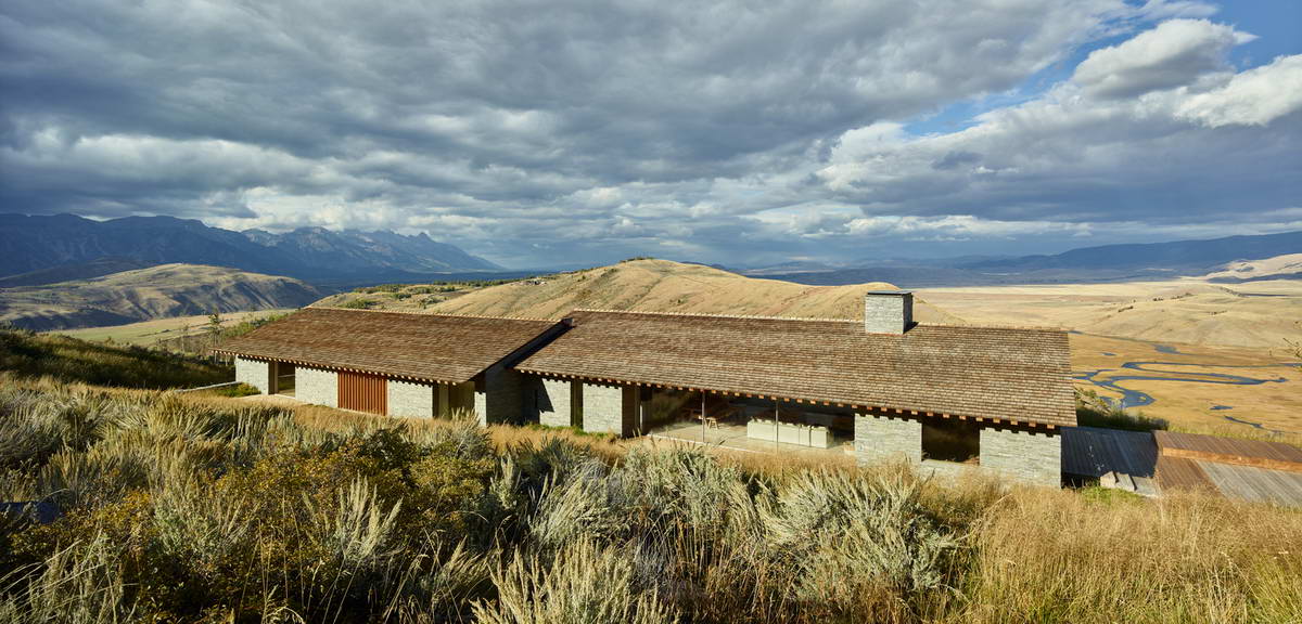 Современный традиционный дом в горах в США