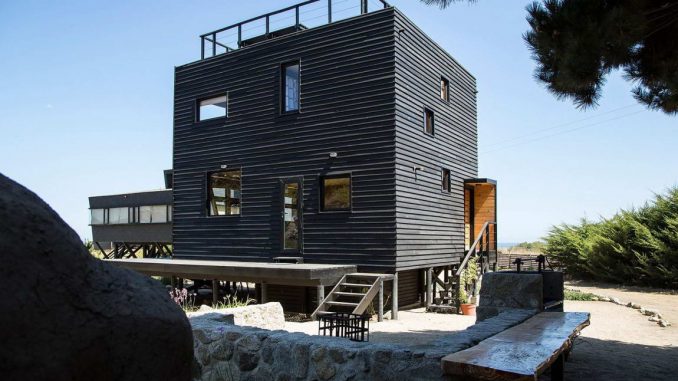 Этот минималистский дом для загородного отдыха построен у рыбацкой деревни на открытом участке у подножия горы, рядом с ручьём и недалеко от пляжа.