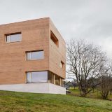 Деревянный дом-куб в минималистской стилистике в Австрии