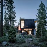 Лесной модернистский дом среди валунов в Калифорнии