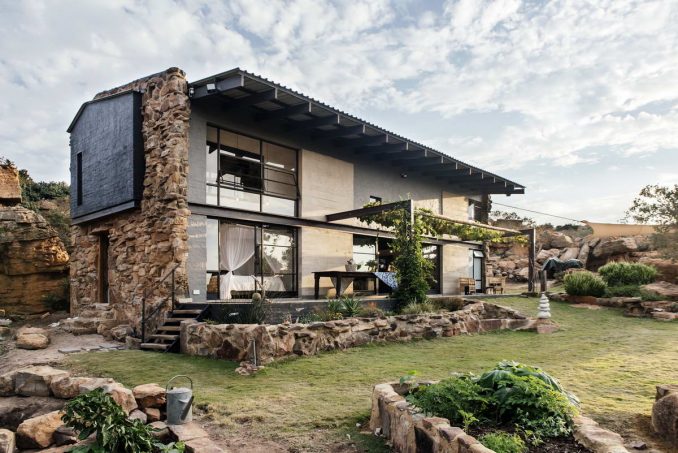 Каменный экологичный дом в Южной Африке