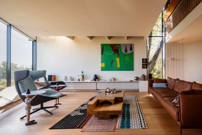 Основатель архитектурной фирмы John Wardle Architects реконструировал Kew Residence, свой 25-летний дом в Мельбурне, используя ясень и глазурованную плитку ручной работы из Японии. Этот ремонт - третья итерация за двадцать пять лет владения этим семейным домом.