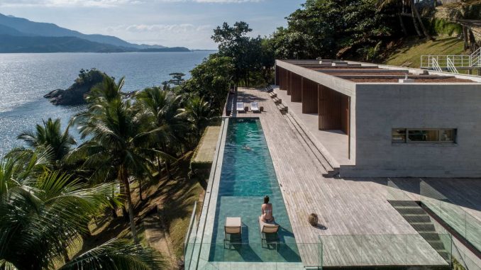 Дом на крутом склоне у моря в Бразилии