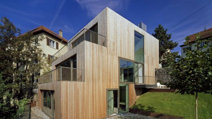 Этот красивый ступенчатый деревянный дом построен на небольшом неудобном участке с сильным перепадом высот и в окружении страх домов.