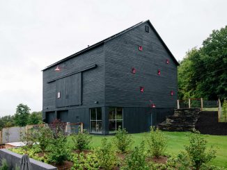 Чёрный дом в стиле barnhouse в США
