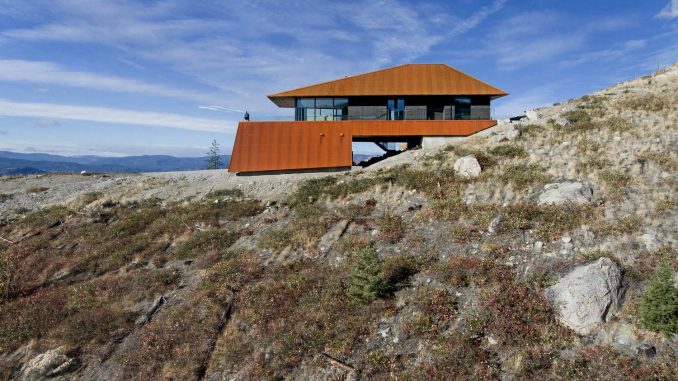 Ржавый дом на прибрежном холме в Канаде