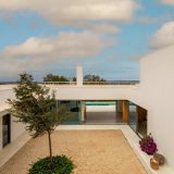 Минималистский дом с двором и бассейном в Португалии