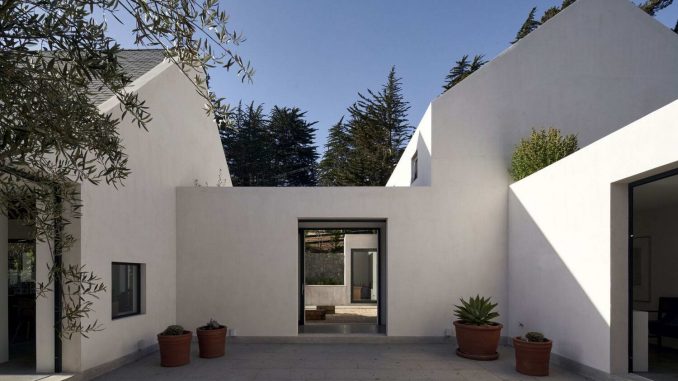 Вневременной и строгий тройной дом с двором в Чили
