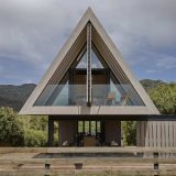 Простой дом для отдыха на берегу в Новой Зеландии
