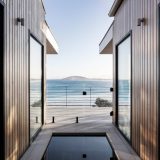 Дом с двором на берегу в Австралии