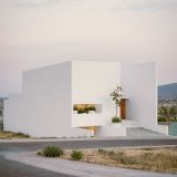 Белый минималистский дом с двумя внутренними дворами в Мексике