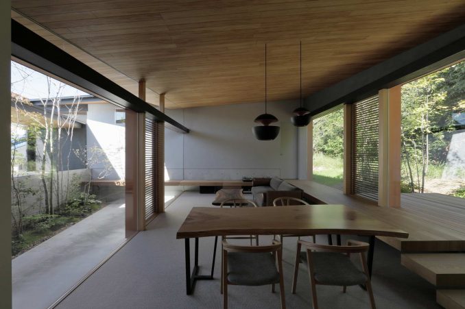 Дом архитектора с необычной крышей и двориком в Японии