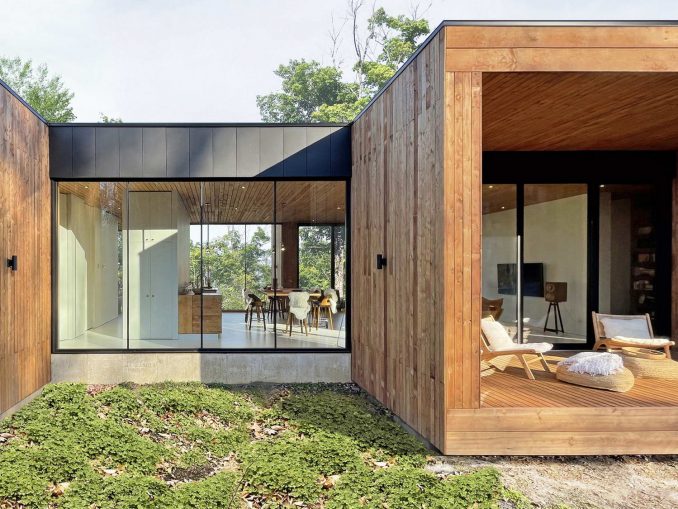 Дом архитектора на склоне с видами на лес в Канаде 