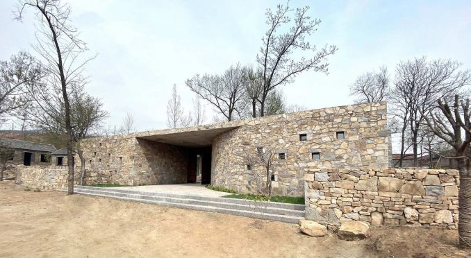 Каменный дом с двором в Китае 