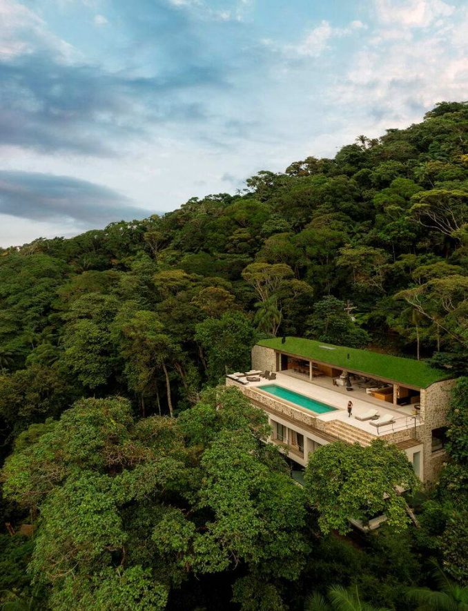 Дом на лесистом склоне с видом на океан в Бразилии 
