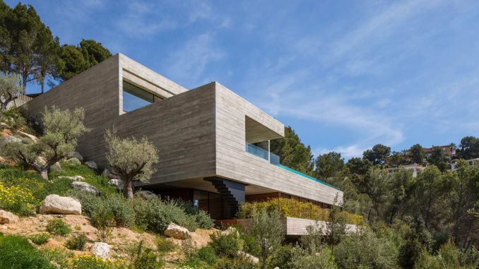 Бетонный дом с бассейном на склоне в Испании