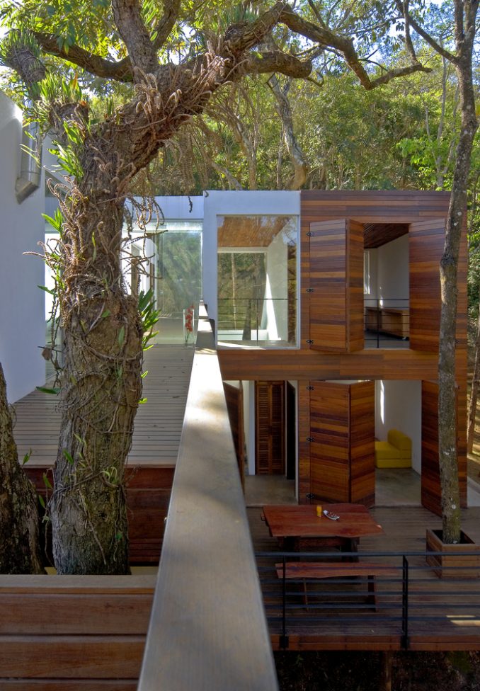 Дом на склоне у верхушек деревьев в Бразилии