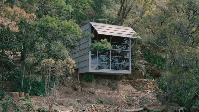 Домик на склоне с видом на ручей в Австралии