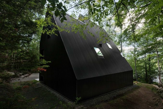 Чёрный лесной сказочный дом в Канаде 