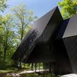 Чёрный лесной сказочный дом в Канаде